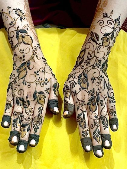 A beautiful two-toned Gulf design using different henna pastes for a unique effect.