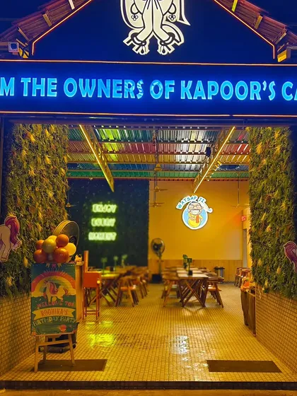 The entrance to a unicorn-themed party at a cafe, demonstrating our ability to decorate various types of venues.