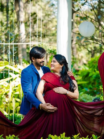 A romantic maternity portrait at the white colonnade in the garden.
