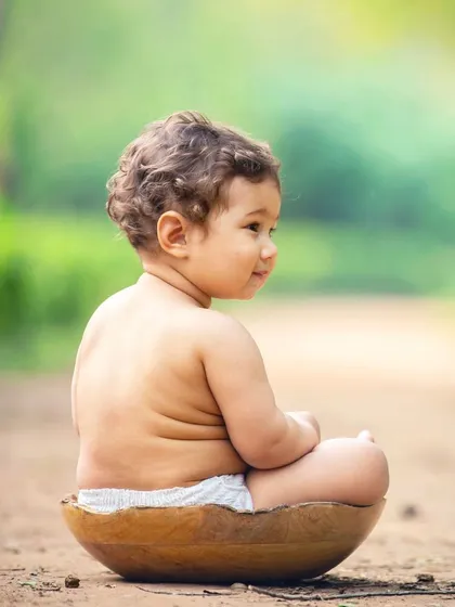 I love capturing all the perfect details of babyhood, including those precious baby rolls. This simple, natural shot will be a cherished memory.