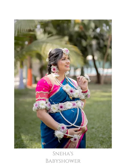 I capture the beauty of tradition, like in this portrait from Sneha's Dohale Jevan. The mother-to-be is glowing, adorned in a beautiful saree and traditional phoolancha dagina (floral jewelry) for her baby shower celebration.