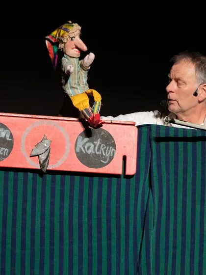 The Dutch puppeteer of 'Katrijn & The Crown of King William Alexander' operates the classic hand puppet Jan Klaassen. This show is a hilarious celebration of Dutch culture and slapstick comedy.