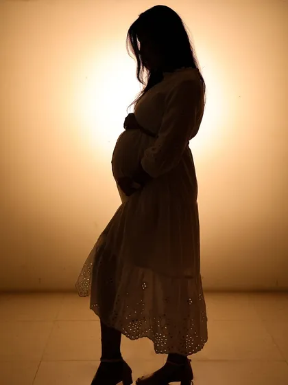 Another example of a beautiful silhouette portrait. The warm backlighting creates a gentle and intimate mood, perfectly highlighting the profile of the expectant mother.