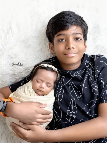 There is nothing sweeter than the bond between siblings. I always encourage older brothers and sisters to be part of the photoshoot to capture these gentle, loving moments as they meet their new best friend.