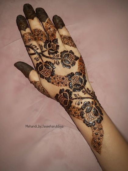 A final shot of this beautiful Khafif floral vine design.