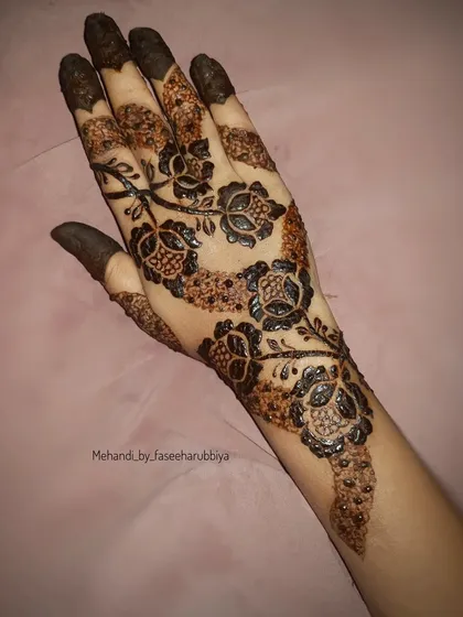 A final shot of this beautiful Khafif floral vine design.