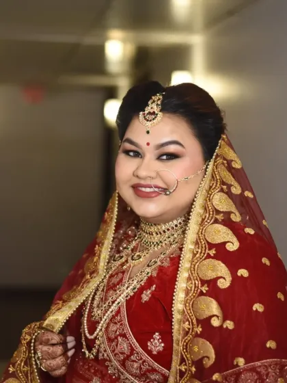 Another beautiful portrait of Shreyoshi. The traditional jewelry and the rich red of her outfit were the perfect complements to her classic bridal makeup.