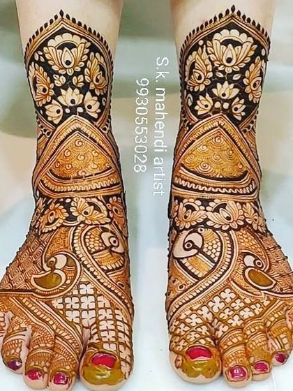 A very detailed and intricate foot mehendi. The design is filled with peacock motifs and fine patterns, covering the entire foot for a complete bridal look.