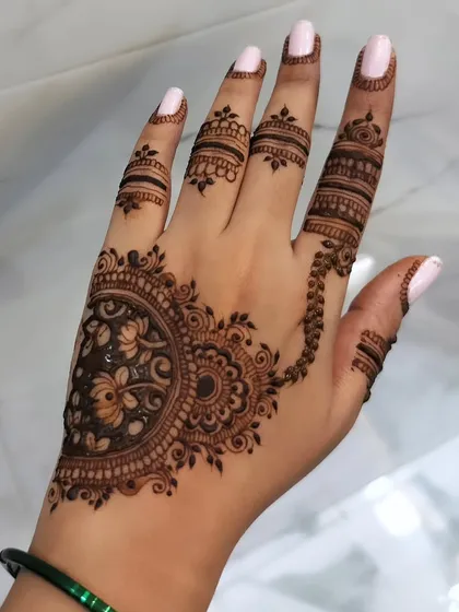 A simple and chic design on the back of the hand. The pattern looks like a beautiful piece of hand jewelry, connecting from the wrist to the middle finger.