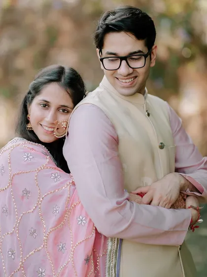 A sweet and candid portrait of Kanika and Abhinav. Her leaning on his back and their happy smiles show their comfortable and easy connection.