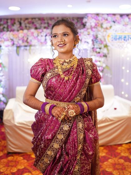 This look captures the joy of a bride-to-be, featuring a complete rental set with a kamarband (waist belt) to accentuate the saree's drape.