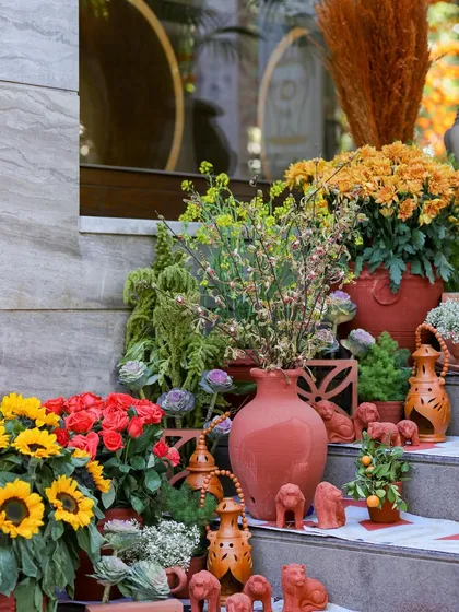 An artful arrangement of flowers and terracotta decor on the steps of the venue. I believe in decorating every possible corner to ensure a complete thematic experience.