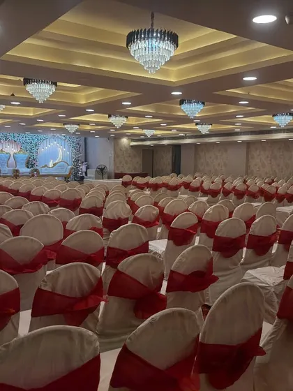 Another angle of the Jashan Banquet in Seawoods, showing the vast, pillarless space ready for a large gathering. The hall is conveniently located right near the railway station.