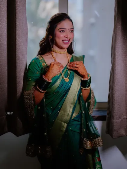 An engagement look should be full of happiness and sparkle. I gave this bride a luminous look with soft waves in her hair, perfect for her vibrant green saree and the start of her wedding journey.