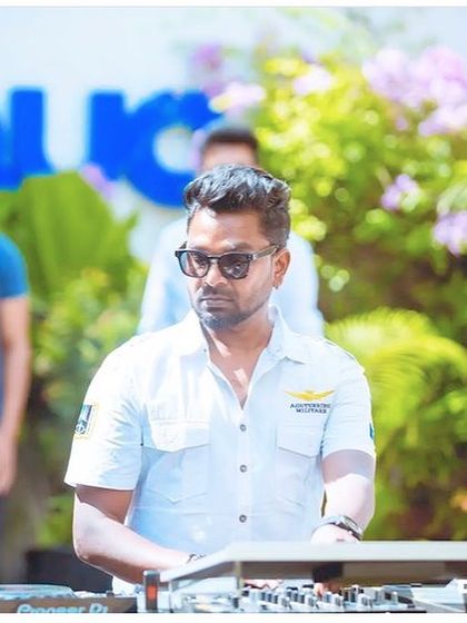 A daytime shot from an outdoor sundowner event. Playing in the daylight brings a completely different, more relaxed and groovy vibe.