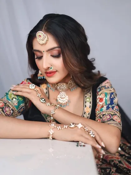 It’s all in the details. This look features a beautiful Kundan jewellery set complete with a matching nath (nose ring) and an intricate hathphool (hand harness). I provide complete sets to ensure your look is perfect from head to toe.