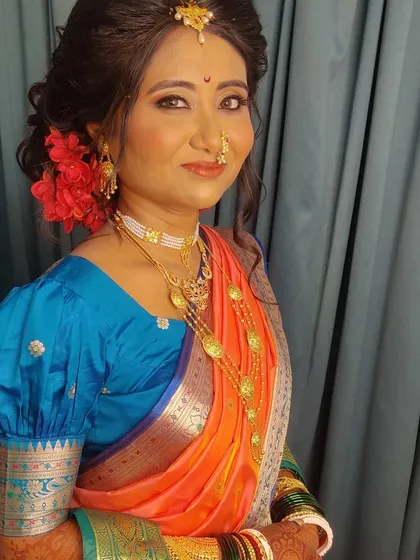 My bride Priyanka, who is Bengali, in her second look as a Maharashtrian bride. We did a quick change, complete with a Nauvari drape and traditional jewellery.