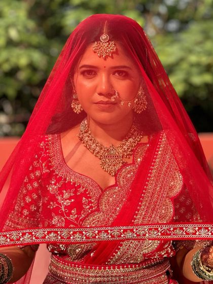 A beautiful shot through the veil, creating a sense of mystery and tradition. The makeup is visible yet soft, highlighting the bride's features in a very elegant way.