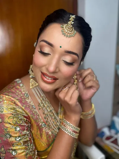 Less is pure elegance. This candid moment captures the soft glow and refined details of her makeup, with warm tones on the eyes and a natural, glossy lip.