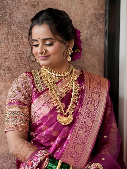 A full view of Meghana's monochromatic marathmola look. Draped in a nauvari, her entire ensemble, from the saree color to the makeup, was perfectly coordinated.