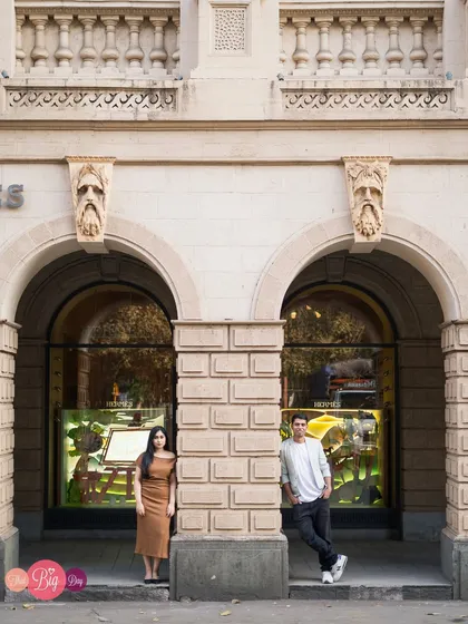 A full-frame version of the architectural portrait, showcasing the grandeur of the urban setting for this couple's photoshoot.