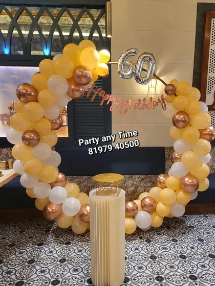 The full view of the simple circular balloon arch set up in a restaurant booth.