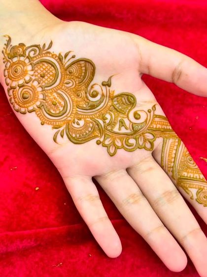 Elegant Guest & Party Mehndi photo 12