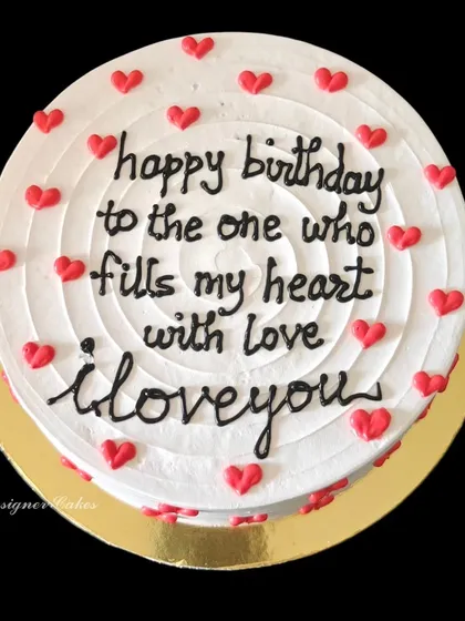 A simple and heartfelt birthday cake with a spiral of love. The message is sweet and direct, perfect for expressing your feelings.