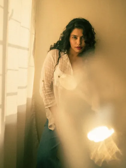 This series was shot entirely with natural light from a window. I adjusted the white balance to give the images a warm, golden tone, creating a soft and dreamy atmosphere.