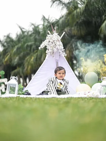 To add a 'wow' factor to this outdoor first birthday shoot, we used colored smoke bombs. It creates a dynamic and vibrant background that makes the photos pop and adds an element of fun to the session.