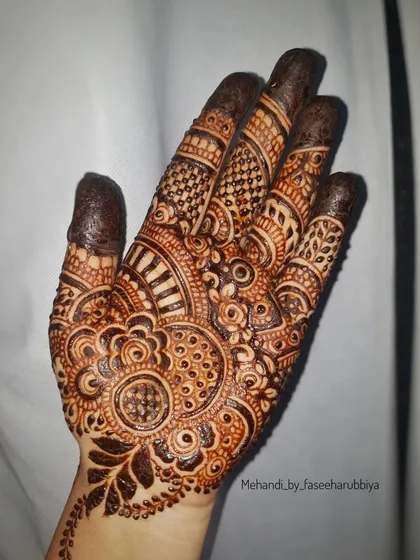 A clear shot of the intricate palm and finger henna.