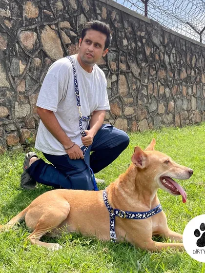 A great shot of a dog owner using the cross-body leash. The dog is relaxed and happy, and the owner has the freedom to move easily.