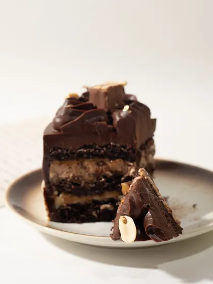 A close-up of that irresistible slice. Every component of my Snickers cake is made to deliver that "yummy yummy yummy" feeling.