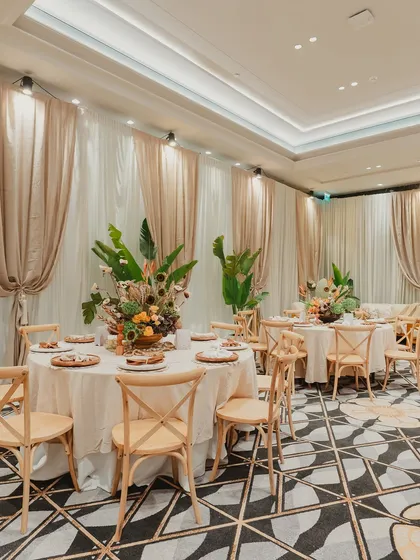 A mix of round and long tables provides a dynamic and comfortable dining layout for guests.