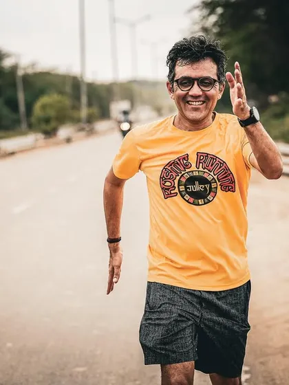 A happy runner during a Sunday LSD in Gurgaon. The smile of a runner who loves the grind.