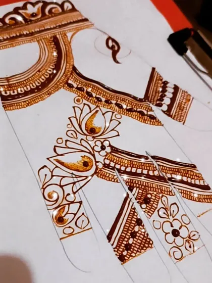 The beginning stages of a practice design, showing the outline for the fingers and palm.