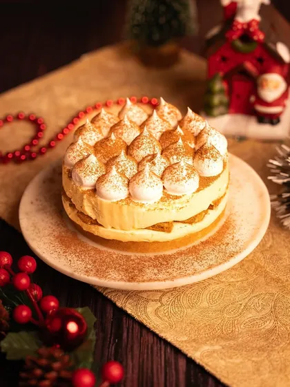 A festive Banoffee Pie, dusted with cinnamon and ready for a Christmas celebration. The combination of banana, toffee, and cream is pure holiday comfort.