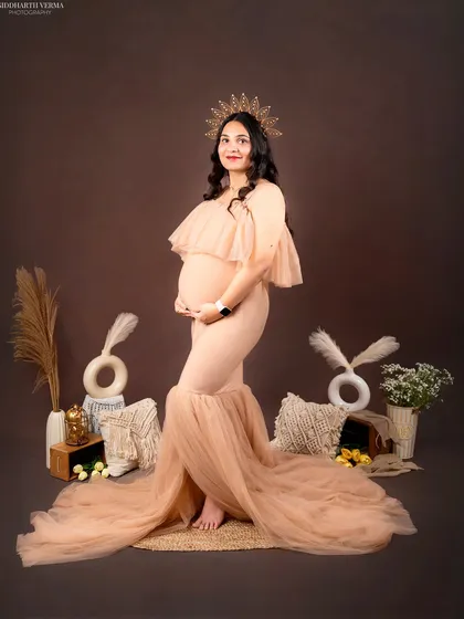 This is an example of my earthy, boho-themed maternity session. The warm brown backdrop, macrame details, and a sun-like crown create a natural and regal portrait, celebrating the queen that you are.