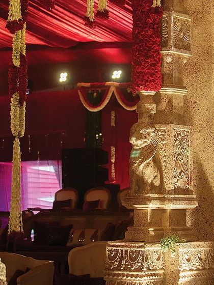 A detailed shot of a Hampi-inspired lion pillar. The craftsmanship reflects the grandeur of ancient architecture, making the mandap both awe-inspiring and historically significant for the couple's special day.