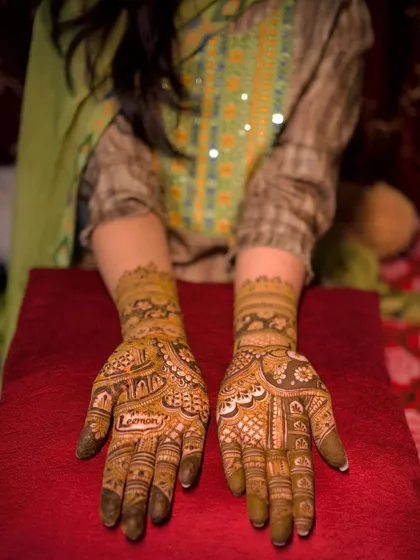 A lovely, full-hand design with a mix of traditional patterns. The details are fine and intricate, perfect for a bride who wants a classic look.