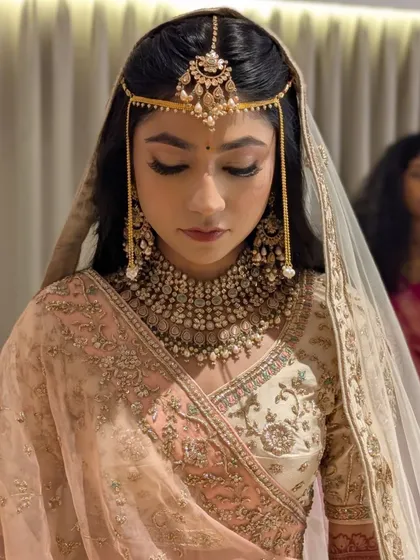 A close-up of the delicate mathapatti and the soft curls.
