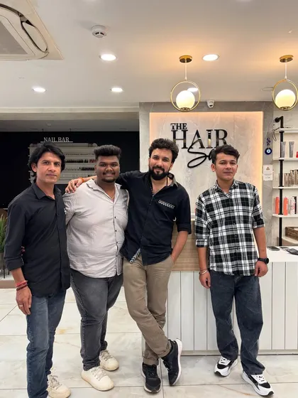 It was a pleasure to host actor Kireeti Damaraju, from the movie DJ Tillu, at our salon. Here he is with some of our talented team members after his appointment.