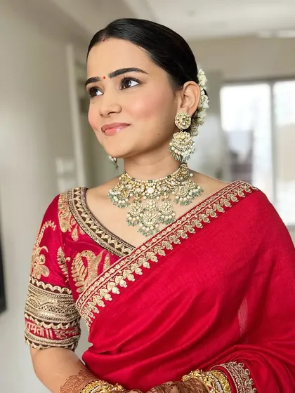 A final look at this simple and elegant makeup. It's perfect for the bride who believes that less is more.