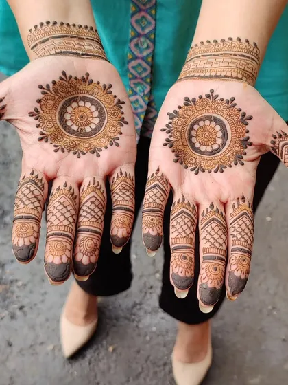 A classic and elegant mandala design for the palm. This is a great option for guests who prefer a minimalist but traditional look, and it can be applied quickly by our artists at any event.