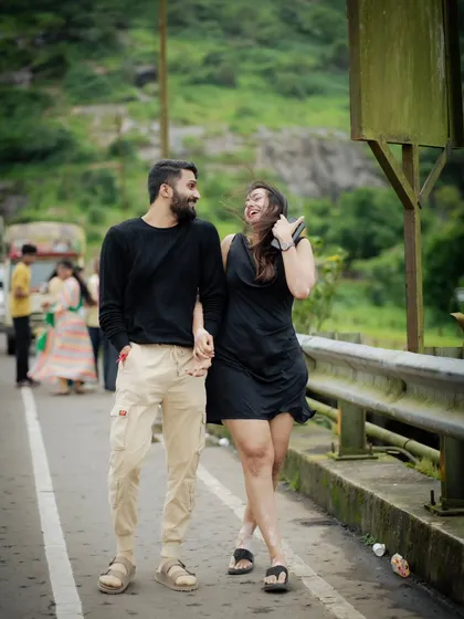 The best shots are often the unposed ones. This photo captures a genuine laugh between the couple during our walk. It’s these real, in-between moments that truly tell your story.