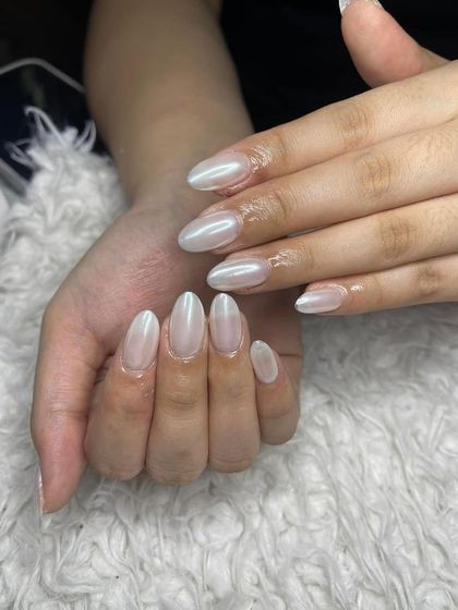 A full set of 'glazed donut' nails with a beautiful pearly chrome finish. I teach you how to achieve this perfectly smooth and reflective surface.