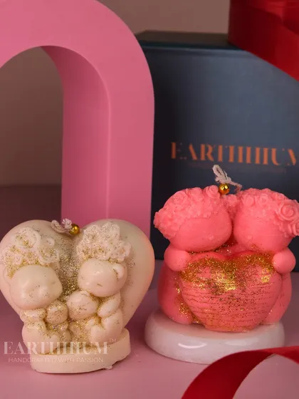 This adorable candle shows two little bears holding a heart, making it a perfect gift for Valentine's Day or an anniversary.