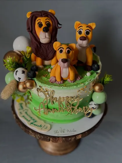 This anniversary cake showcases my detailed fondant work with hand-sculpted, edible figurines of a lion family. It’s a great example of how I can bring any theme to life, creating a memorable and personalized cake for your special occasion.