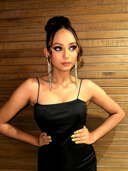 This full-length pose shows how a powerful smokey eye can be the centerpiece of a chic, minimalist outfit, creating a look that is both strong and sophisticated.
