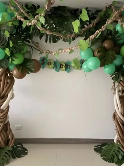 I can create a real jungle adventure right in your home. This jungle theme entrance uses special balloon twisting techniques to make tree trunks, complete with vines and leaves, that will wow your guests from the moment they arrive.